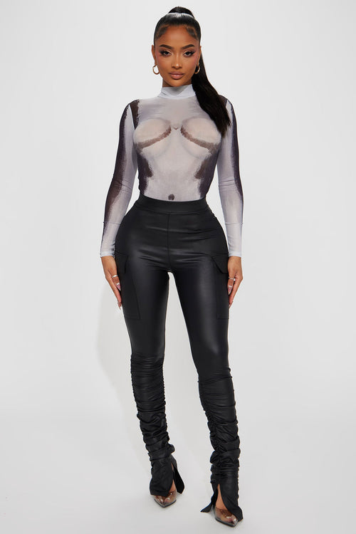 https://cdn.shopify.com/s/files/1/0293/9277/products/04-18-23Studio1_CXB_SS_11-00-04_7_ZDAP10789_Black_11354_EH.jpg?v=1682036038